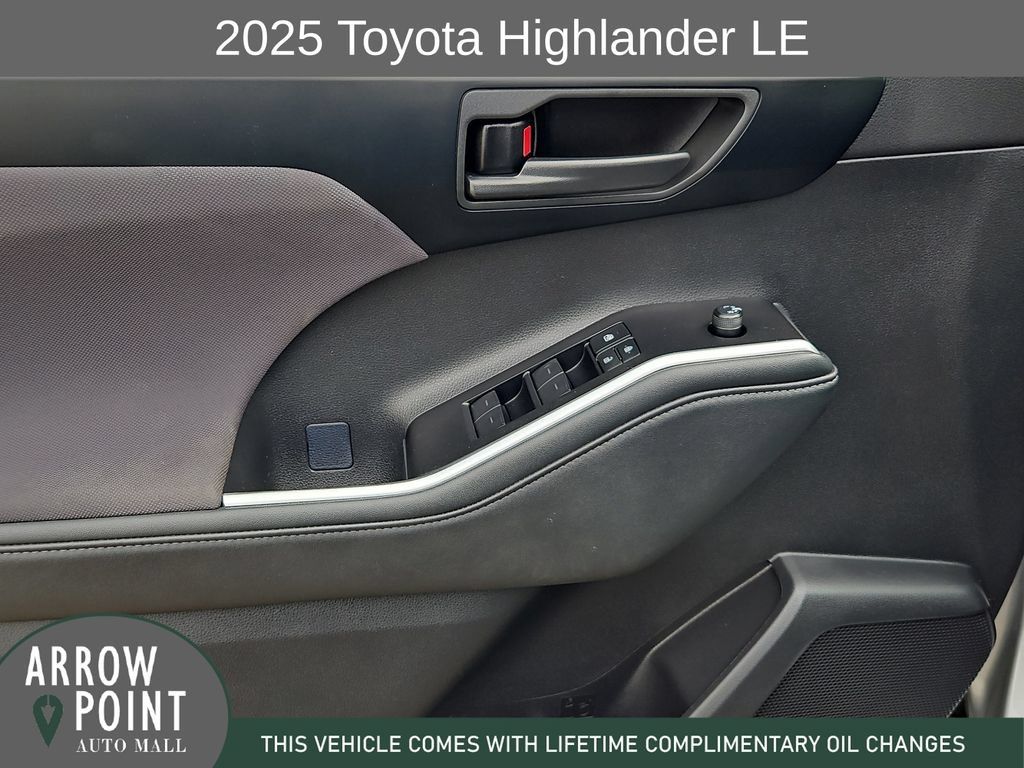 Used 2025 Toyota Highlander LE FWD image 21