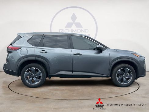 Used 2024 Nissan Rogue SV FWD image 2