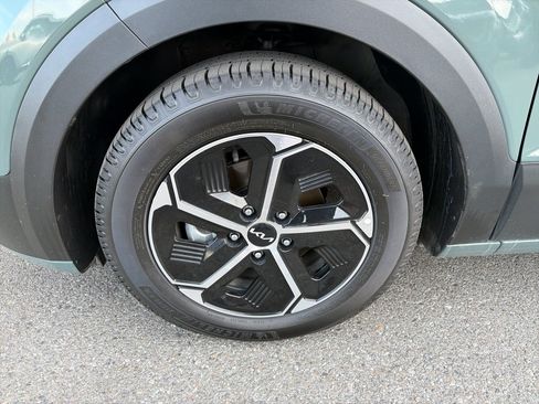 Used 2023 Kia Niro EX w/ EX Cold Weather Package FWD image 10