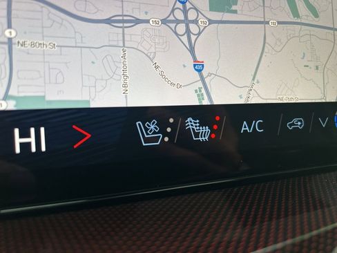 Used 2025 Chevrolet Traverse RS image 36