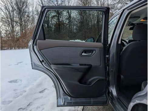 Used 2023 Nissan Rogue SV image 10