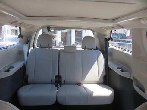 Used 2016 Toyota Sienna Limited Premium FWD image 24