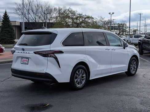 Used 2024 Toyota Sienna LE image 8