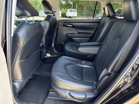 Used 2021 Toyota Highlander XLE FWD image 13