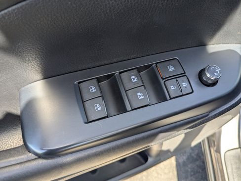 Used 2019 Toyota Highlander SE FWD image 21