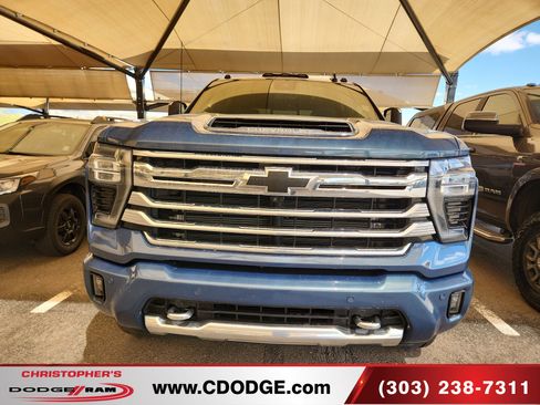 Used 2024 Chevrolet Silverado 2500 High Country w/ High Country Premium Package AWD/4WD image 2