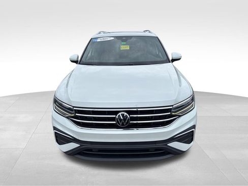Used 2023 Volkswagen Tiguan SE w/ Panoramic Sunroof Package FWD image 3