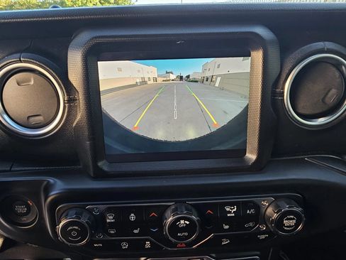 Used 2018 Jeep Wrangler Unlimited Sahara AWD/4WD image 35