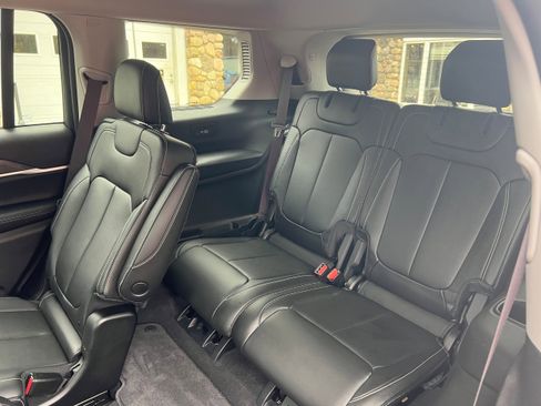 Used 2023 Jeep Grand Cherokee L Limited AWD/4WD image 10