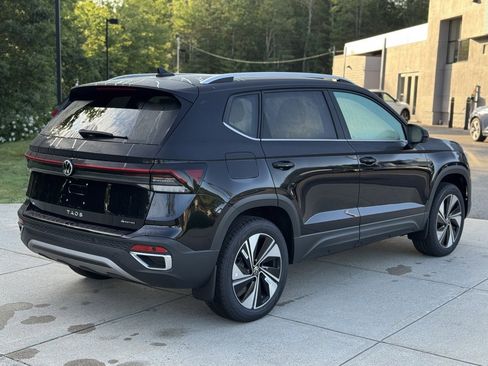 New 2025 Volkswagen Taos SE image 8