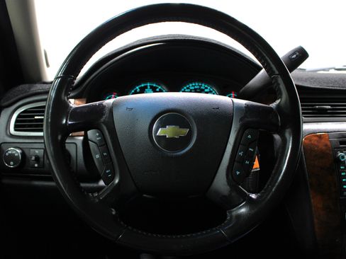 Used 2007 Chevrolet Suburban LT w/ LT Preferred Equipment Group image 10