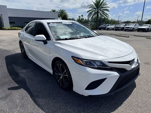 Used 2020 Toyota Camry SE image 4