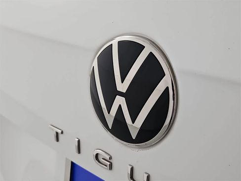 Certified 2022 Volkswagen Tiguan SE image 11