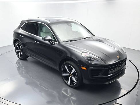Certified 2025 Porsche Macan AWD/4WD image 43
