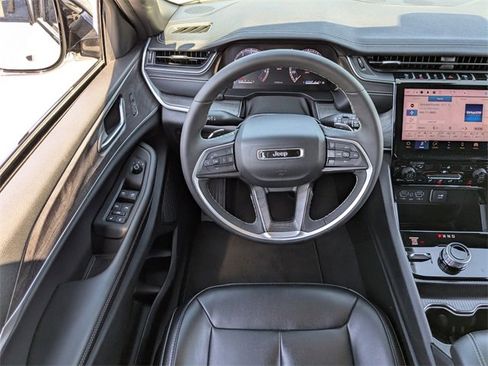 Used 2024 Jeep Grand Cherokee Limited image 16