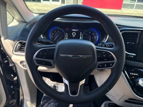 Used 2023 Chrysler Pacifica Touring-L FWD image 21
