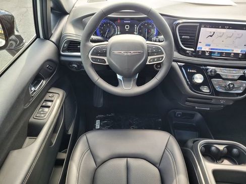 New 2026 Chrysler Pacifica Select image 13