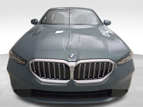 Certified 2024 BMW 530i xDrive w/ Premium Package AWD/4WD image 4