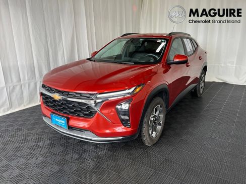 Used 2024 Chevrolet Trax LT w/ Driver Confidence Package FWD image 1