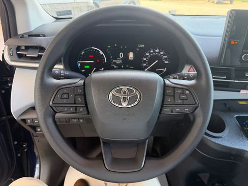 Used 2026 Toyota Sienna LE FWD image 13