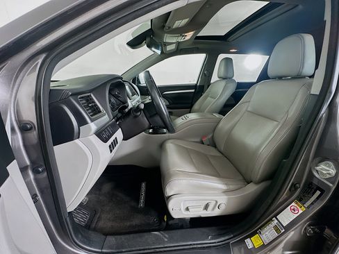 Used 2018 Toyota Highlander XLE w/ Carpet Mat Package (TMS) AWD/4WD image 13