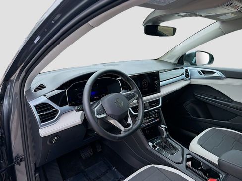 Certified 2025 Volkswagen Taos SE image 9