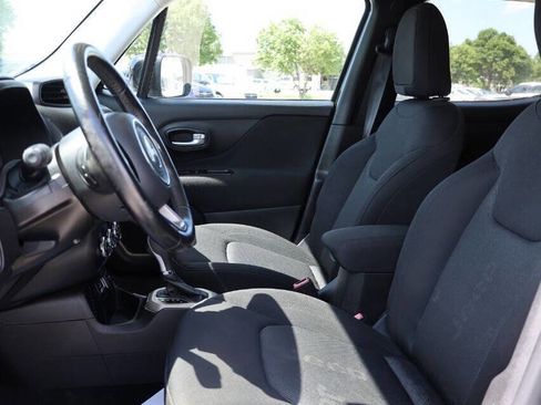 Used 2017 Jeep Renegade Latitude FWD image 13