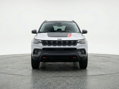 Used 2025 Jeep Compass Trailhawk AWD/4WD image 2