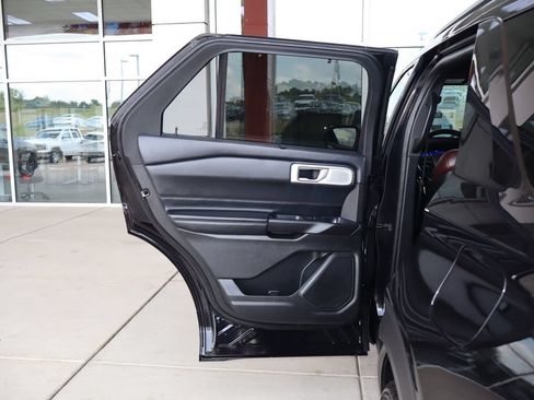 Used 2020 Ford Explorer Platinum w/ Premium Technology Package AWD/4WD image 36