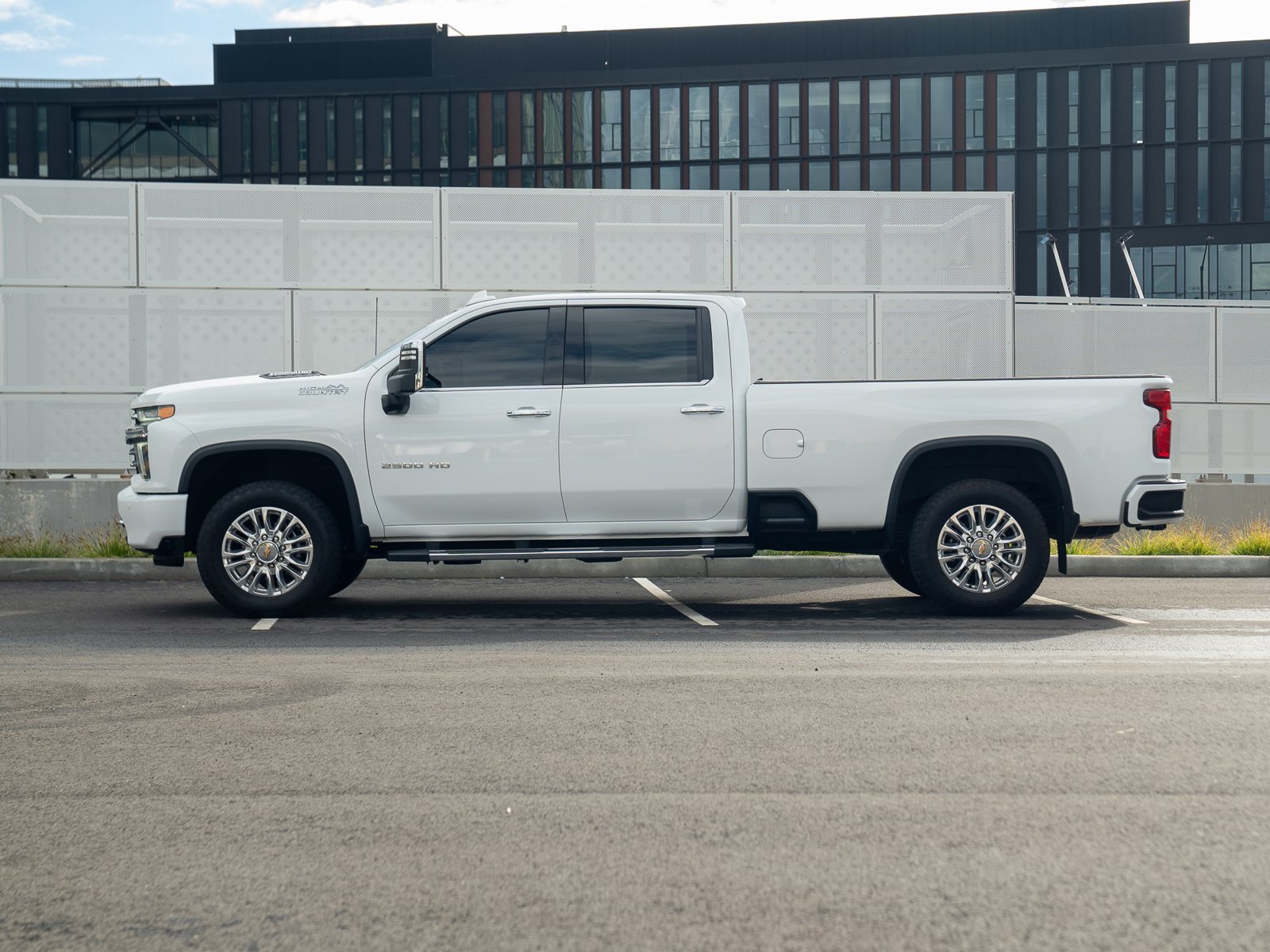 Used 2023 Chevrolet Silverado 2500 High Country AWD/4WD image 3
