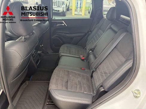 Used 2023 Mitsubishi Outlander 4WD Plug-In Hybrid image 28