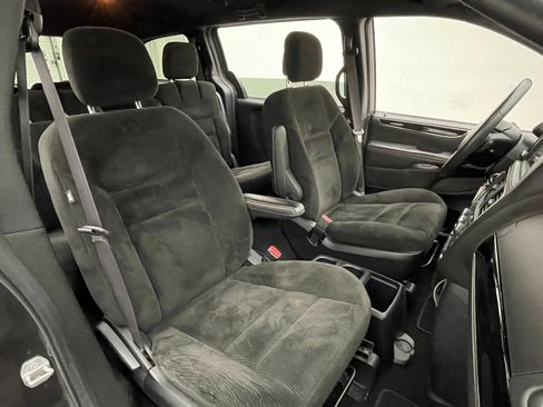 Used 2016 Dodge Grand Caravan SE FWD image 28