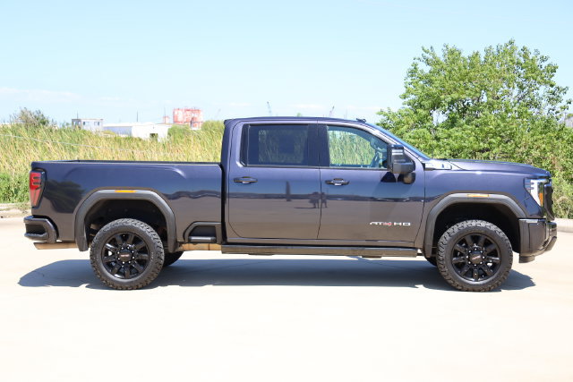 Used 2024 GMC Sierra 2500 AT4 w/ Technology Package AWD/4WD image 4