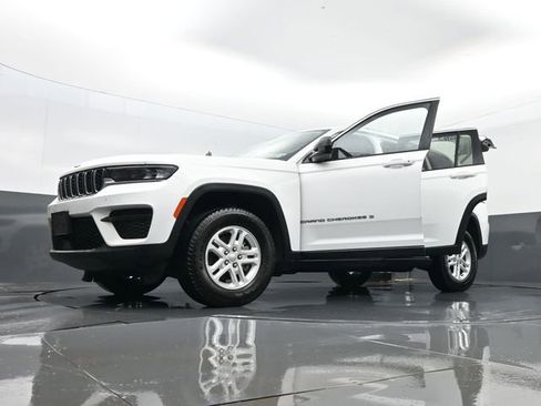 Used 2023 Jeep Grand Cherokee Laredo w/ Luxury Tech Group I AWD/4WD image 33