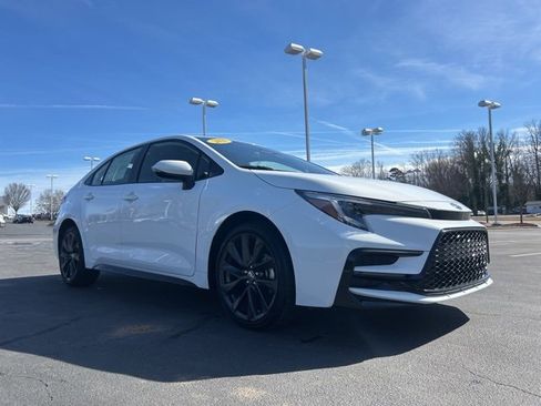 Used 2025 Toyota Corolla SE image 3