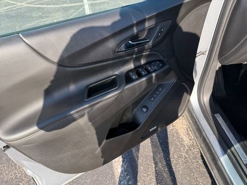 Used 2023 Chevrolet Equinox Premier image 21