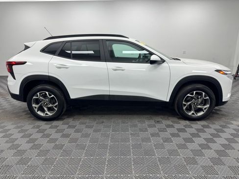 Used 2025 Chevrolet Trax LT w/ LT Convenience Package FWD image 6