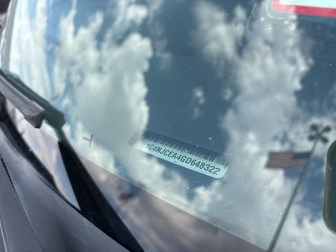 Used 2016 Jeep Compass Latitude image 10