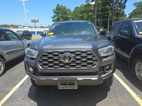 Used 2020 Toyota Tacoma TRD Off-Road w/ Technology Package AWD/4WD image 2