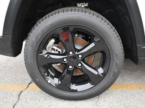 Certified 2025 Jeep Grand Cherokee Limited w/ Black Appearance Package AWD/4WD image 9