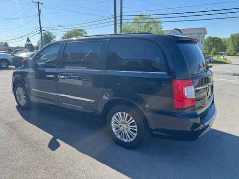 Used 2015 Chrysler Town & Country Touring-L w/ Driver Convenience Group image 10