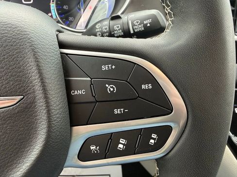 Used 2023 Chrysler Pacifica Touring-L FWD image 17