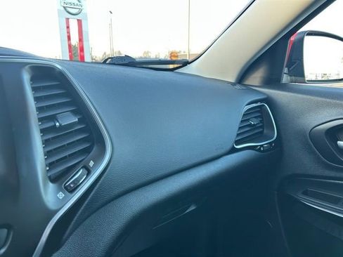 Used 2021 Jeep Cherokee Altitude image 41