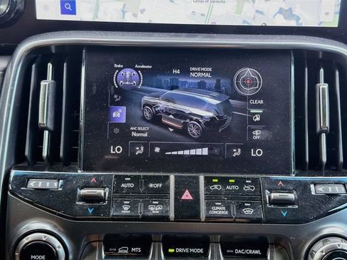 Used 2024 Lexus LX 600 4WD w/ Luxury Package image 34