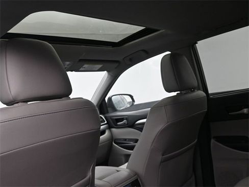 Used 2019 Toyota Highlander XLE image 5