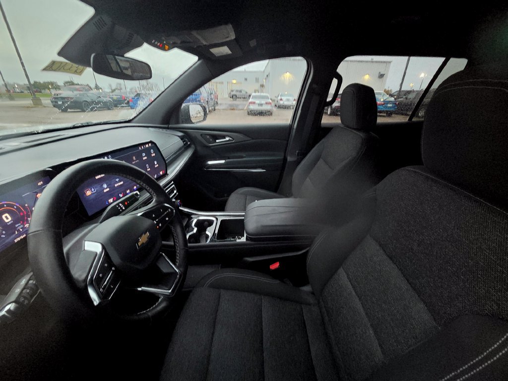 Used 2025 Chevrolet Traverse LT FWD image 5