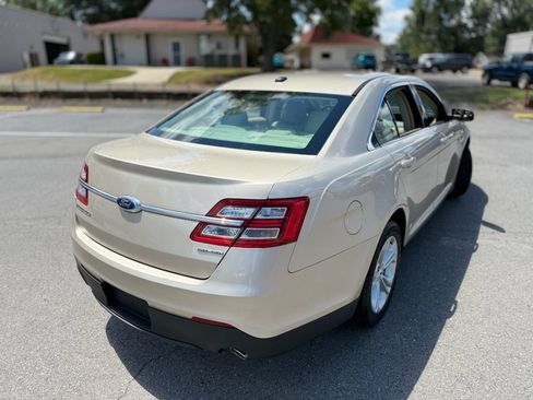 Used 2018 Ford Taurus SE FWD image 18