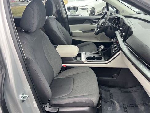 Used 2023 Kia Carnival LX image 25