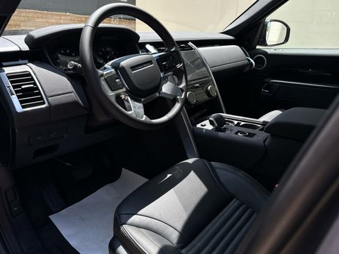 Used 2025 Land Rover Discovery S image 12