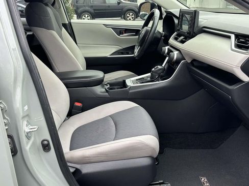 Used 2020 Toyota RAV4 XLE w/ Convenience Package image 6